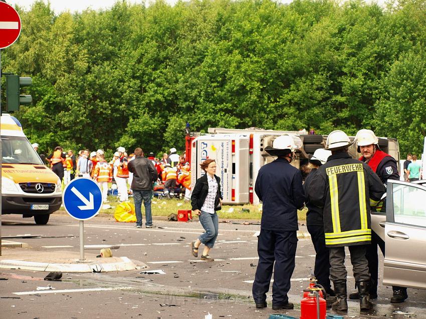 Schwerer Unfall mit Reisebus Lohmar Donrather Dreieck P106.JPG